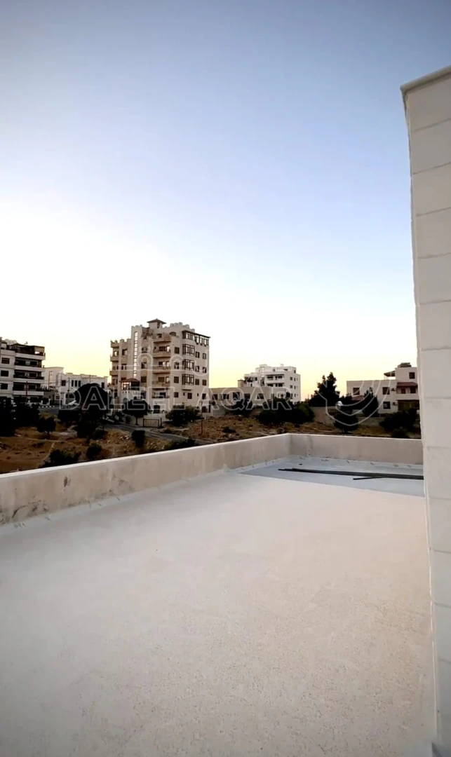 شقة في البنيات - بعيدة عن شارع المطار 200 متر - 128,000 دأ - صورة 1